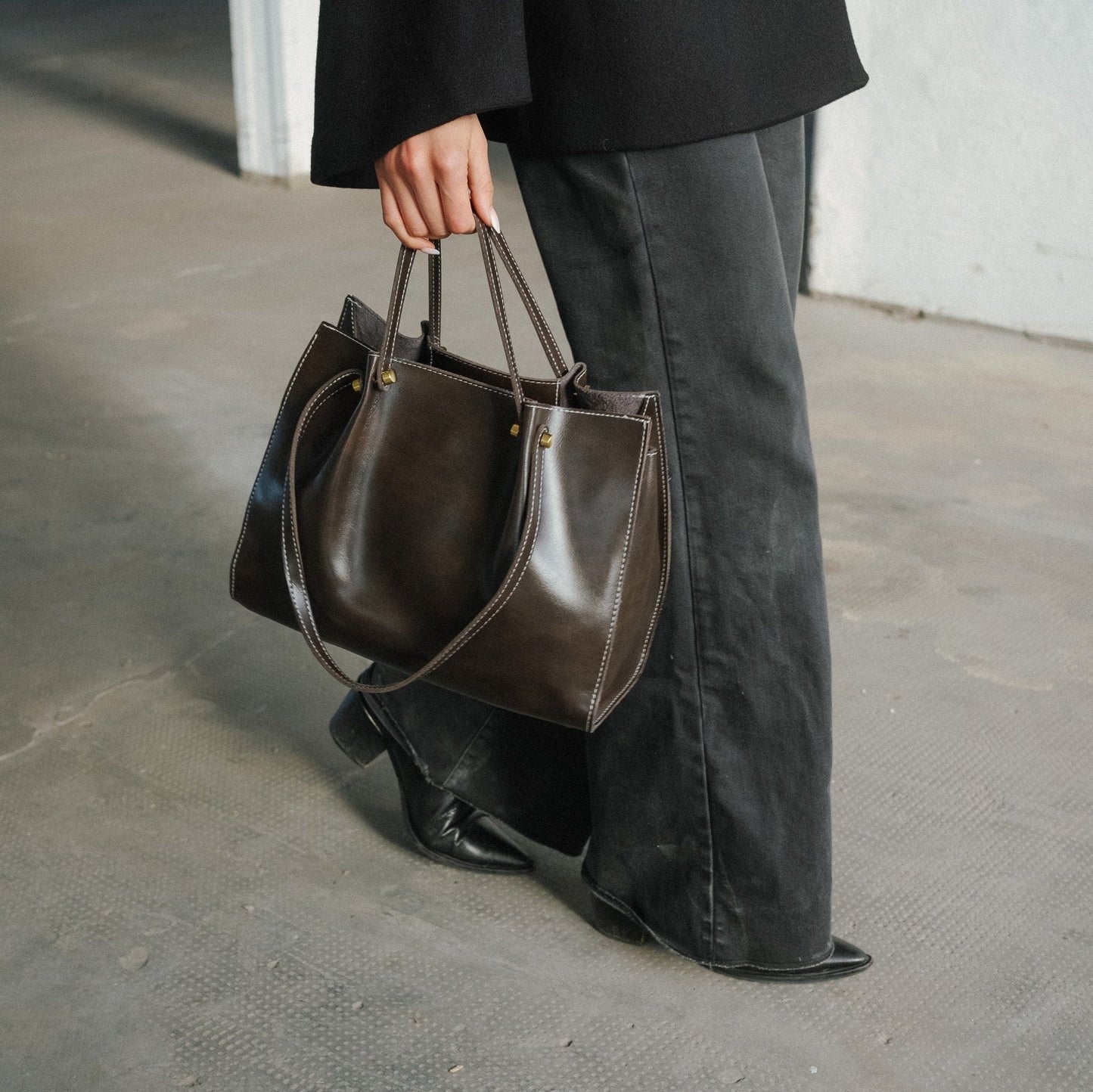 Stylish roomy women's shoulder bag made of vegan leather – Clarita