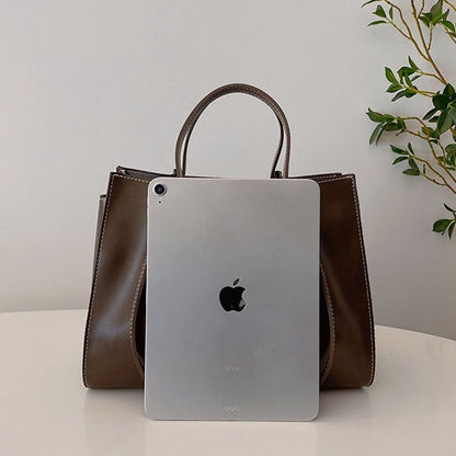 Stylish roomy women's shoulder bag made of vegan leather – Clarita