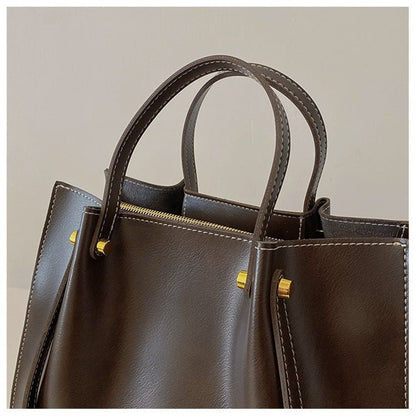 Stylish roomy women's shoulder bag made of vegan leather – Clarita