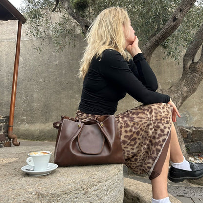 Stylish roomy women's shoulder bag made of vegan leather – Clarita